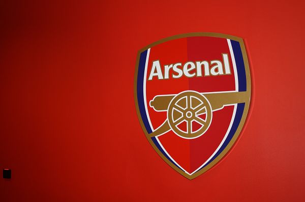 不可触碰的美，若昂-内维斯女友马达莱娜晒暗黑风妆造（冷艳不可近：若昂-内维斯女友马达莱娜晒暗黑系妆容）