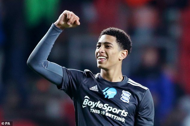 感受土超的气氛，埃德森在伊斯坦布尔德比中遭球迷投掷塑料杯（土超氛围拉满：伊斯坦布尔德比中埃德森遭球迷掷塑料杯）