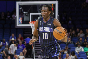 中甲冠军辽宁铁人队在沈阳故宫拍全家福：致敬历史，开启未来（辽宁铁人中甲冠军队在沈阳故宫合影：致敬历史，迈向新程）