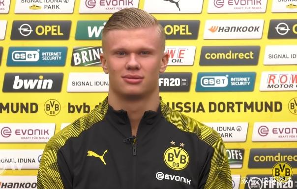 迈尼昂在加比亚社媒动态下留言，后者回复：请续约（迈尼昂现身加比亚动态评论区，加比亚回应：续约吧）